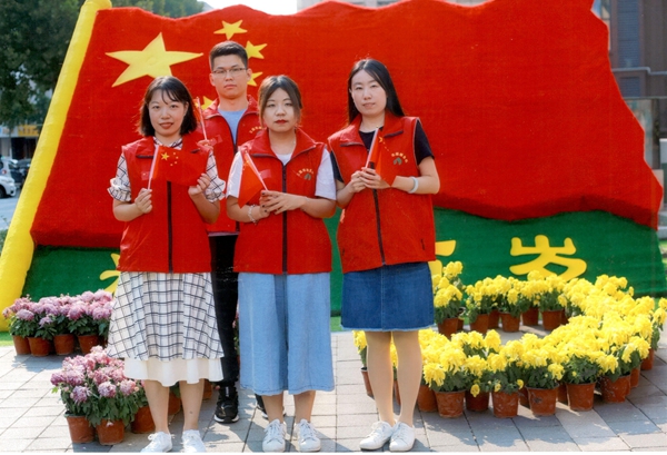 山东pp电子模拟器集团党委助力“双报到”社区 开展“我和国旗同框”活动